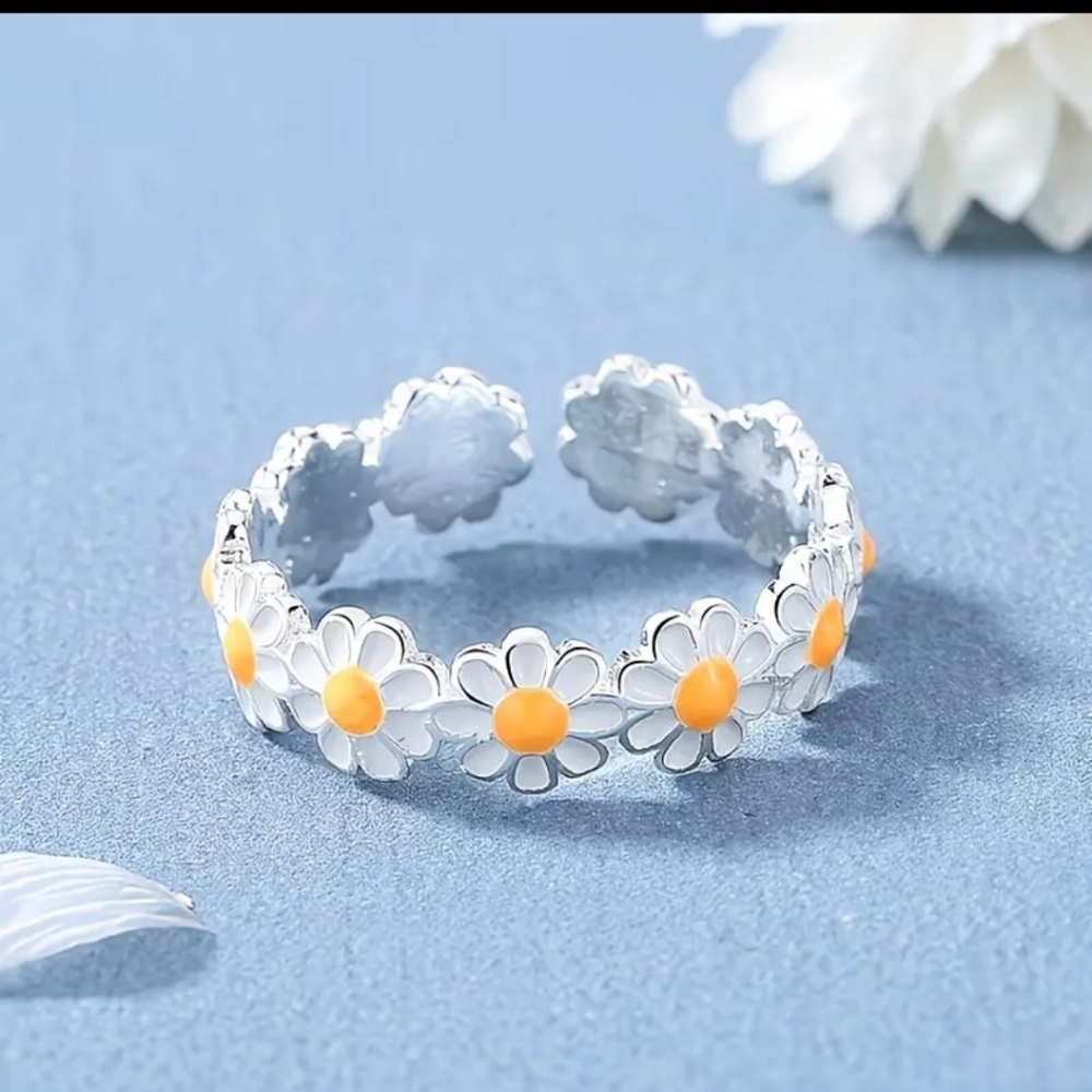 ✨3 FOR $28✨🆕️🌼 WHITE & YELLOW DAISY ADJUSTABLE RING / TOE RING🌼